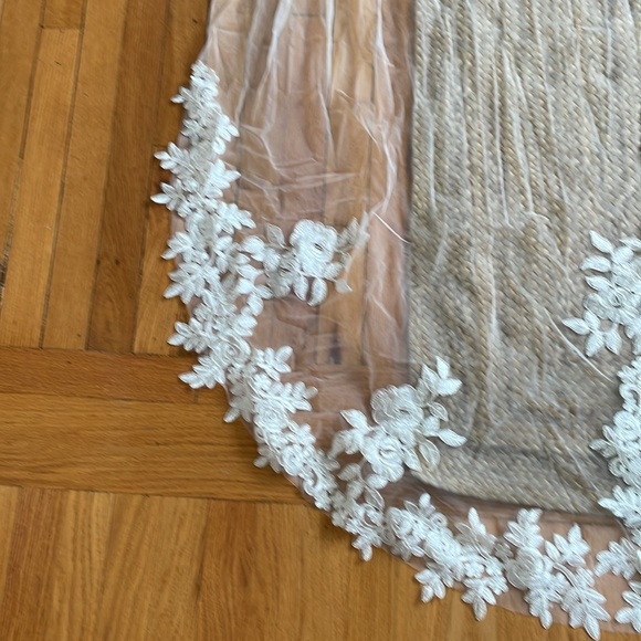 Cathedral floral veil, Wedding veil with flower lace appliqué - Ivory - Picture 3 of 9